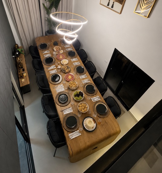 Mesa comunal posta para uma refeição em grupo na casa CasaWork
